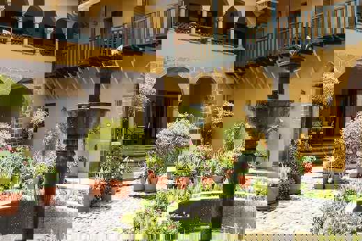 Mon Gst Courtyard06 1600X708