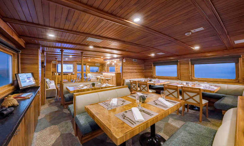 The lounge and restaurant on Coral II